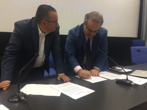Enrique Hornos (Sociograph) y J. A. Salvador Insúa (decano de Facultad de Comercio UVA) firman el acuerdo
